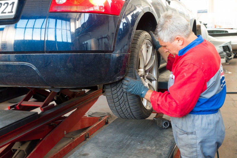 vente-MANDELIEU LA NAPOULE-min_auto_repair_repair_lift_auto_mechanic_work_clothes_master_professional_man_of_the_fold-685629