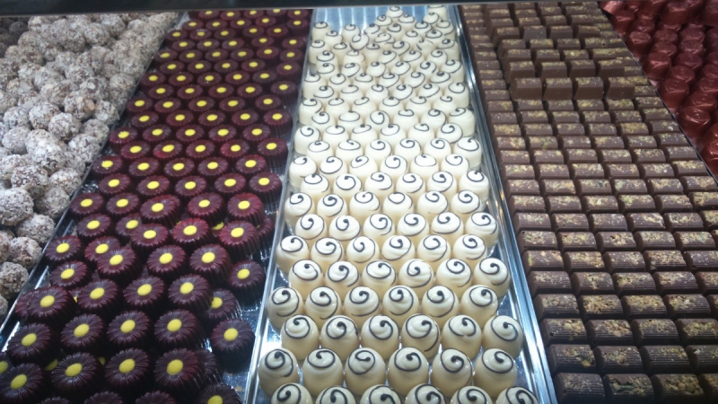 vente-MANDELIEU LA NAPOULE-min_chocolates_milk_chocolate_white_chocolate_truffles_candy_food_treat_cacao-1213769